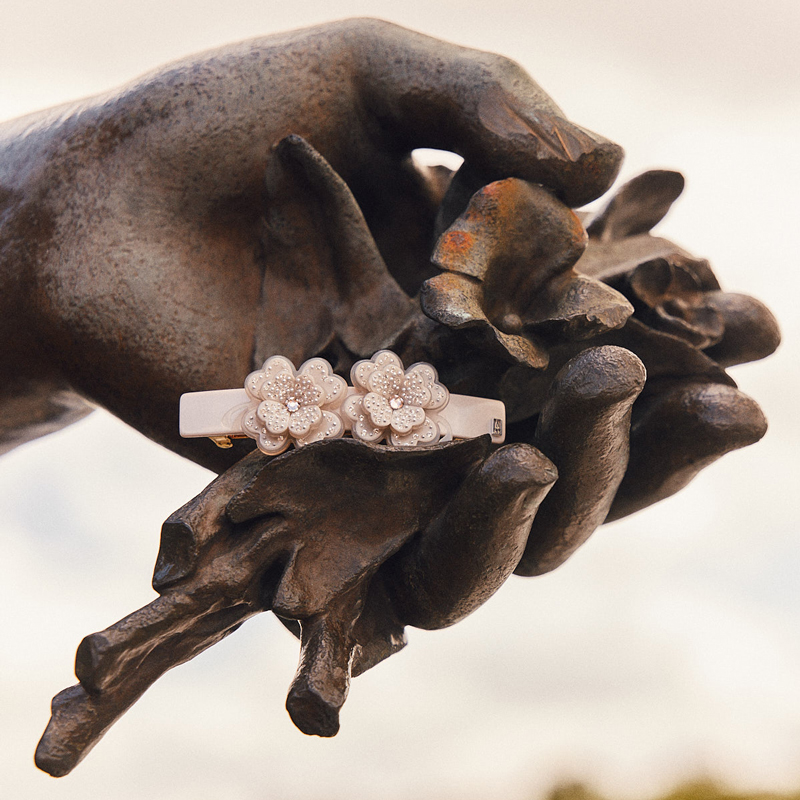 Alexandre de Paris hair accessories : jaw clips, hair barrettes